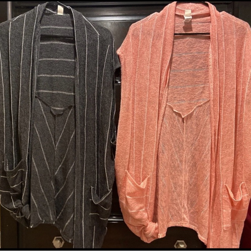 Lot Of 2 identical Womens Sleeveless Kimonos Size M. 7th Ray